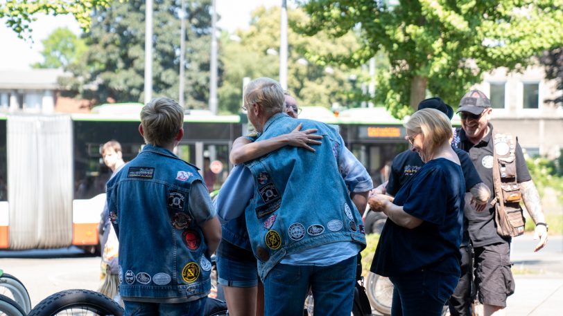 Die Gruppe „Bikelife“ um Christian Joswig hat es wieder getan: Am Samstag (20.7.2024) trafen sich die Cruiser am Herner Bahnhof, um wie immer traditionell im Sommer Spenden für das Lukas Hospiz einzusammeln.