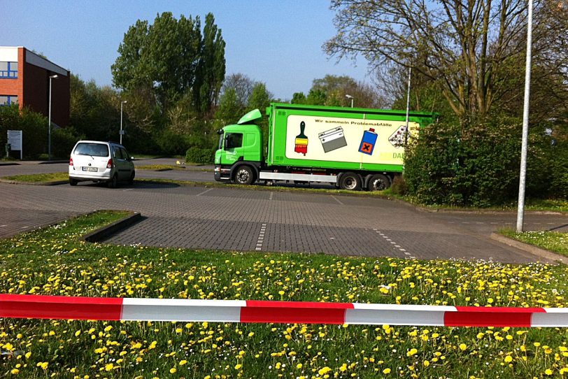 Der Pkw des Radiosammlers und das Schadstoffmobil auf dem Straßenverkehrsamt-Parkplatz.