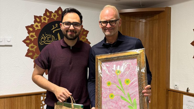 Ralf Düssel von Evonik (r.) besuchte die Muslimische Jugend Röhlinghausen.