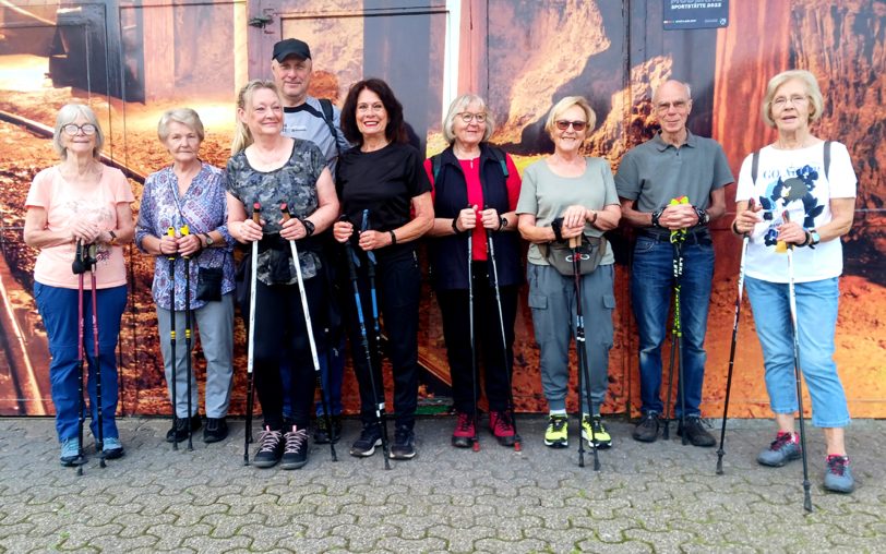 Die Walking-Gruppe vom Verein Sport mit Senioren. Sie treffen sich donnerstags vor der Eishalle im Gysenberg.