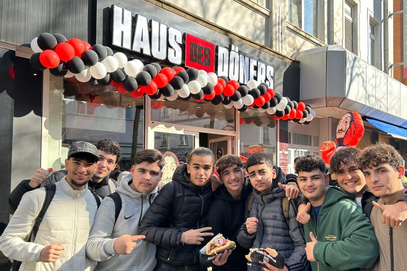 Zwei der Jungs konnten einen Döner für einen Cent ergattern, die anderen mussten sich erst noch anstellen.