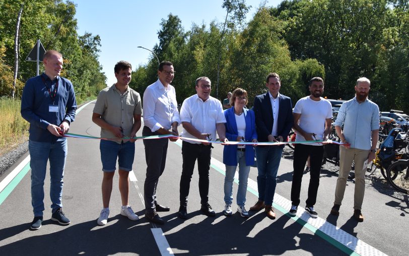 Gemeinsame Freigabe für das RS1-Teilstück in Bochum: (v.li.) Tobias Thoma, Max Lucks, Thomas Eiskirch, Oliver Krischer, Dr. Petra Beckefeld, Marc Westerhoff, Serdar Yüksel und Daniel Eickmeier.
