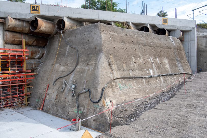 Durchstich für den Tunnel Baukau im Autobahnkreuz in Herne (NW), am Montag (22.08.2022). Nach knapp einem Jahr, in dem der neue Tunnel von der A43 zur A42 Stück für Stück unter den Bahngleisen vorangetrieben wurde, ist jetzt &quot;Licht am Ende des Tunnels&quot;.