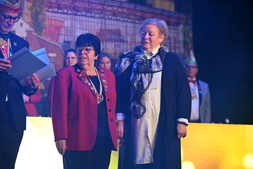 Eherung der HeKaGe-Damen Tina Oberwein und Marlies Kissing für 25-Jahre Mitgliedschaft. Oberbürgermeister Dr. Frank Dudda überreichte die Ehrungen.