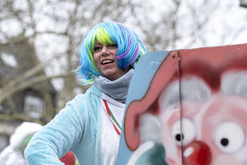 Der Karnevalsumzug am Rosenmontag (04.03.2019) in Herne (NW). Der Umzug startete pünktlich um 12 Uhr vom Kurt-Edelhagen-Platz in Sodingen in Richtung Innenstadt. Trotz der Unwetterwarnung des DWD hatten sich die HeKaGe und das Ordnungsamt entschieden, den Zug rollen zu lassen. Kurz nach dem Start setzte ein heftiger Schauer ein, der Teilnehmer und Zuschauer ordentlich durchweichte.