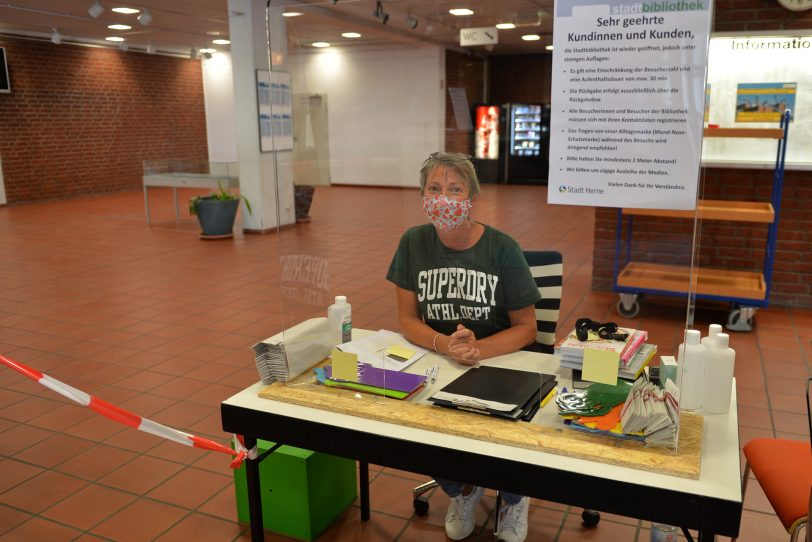 Im Foyer muss sich jeder Kunde seine Kontaktdaten mit Uhrzeit hinterlassen.