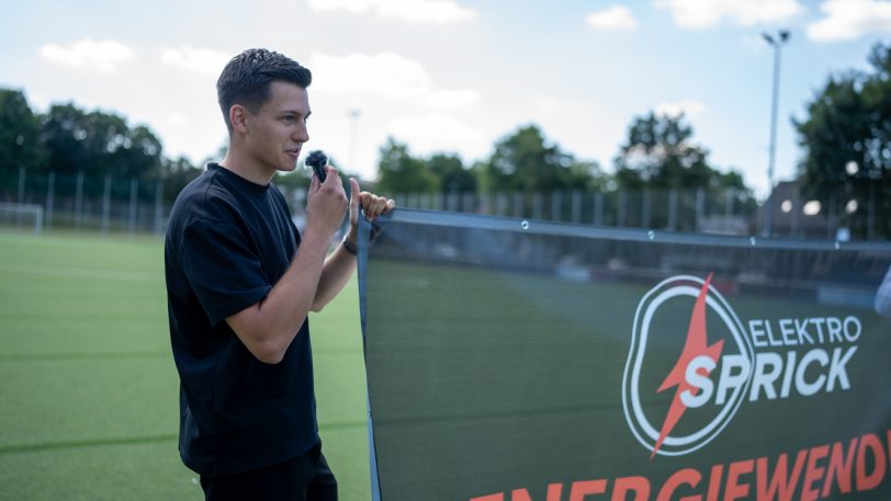 Das Stadion des Vereins Sportfreunde Wanne Eickel 04/12 bekam am Sonntag (11.08.2024) einen neuen Namen und heißt jetzt Elektro Sprick-Energiewende-Stadion.