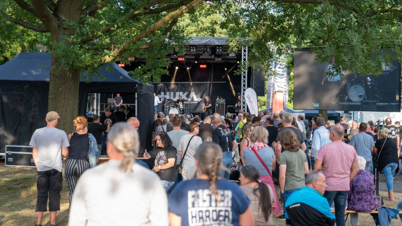Das 35. Spektakulum lockte auf die Wiesen am Stennert. im Bild: die Band &amp;#039;Huka Seitwärts Durch&amp;#039;.
