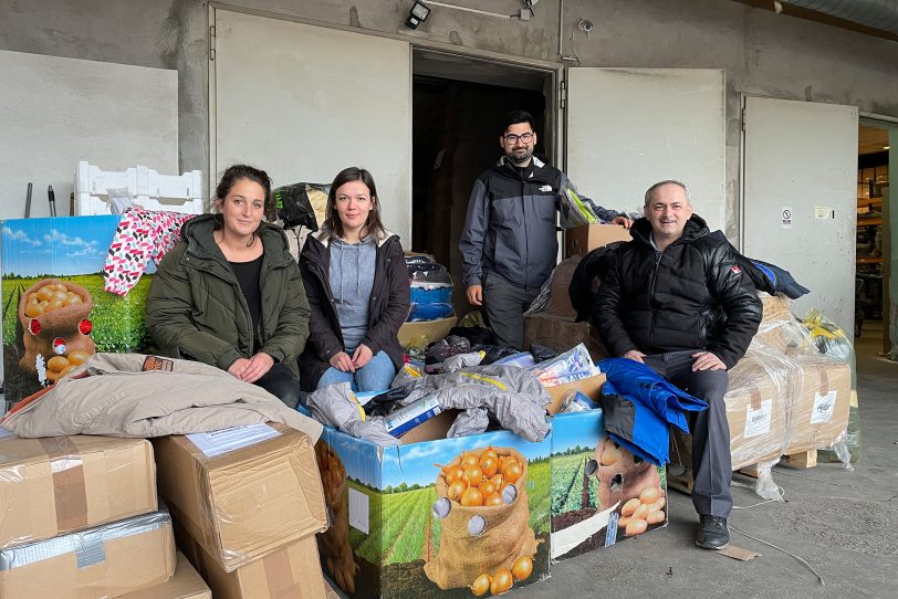 Die Islamische Gemeinde um Tuncay Nazik (re.) unterstützte den Verein Kollektiv aus Bochum mit Spenden für Flüchtlinge in Calais (Frankreich) und Lesbos (Griechenland).