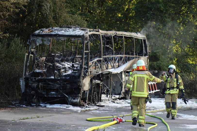 An der Baukauer Straße brannte am Dienstag (28.6.2022) ein Bus vollständig aus.