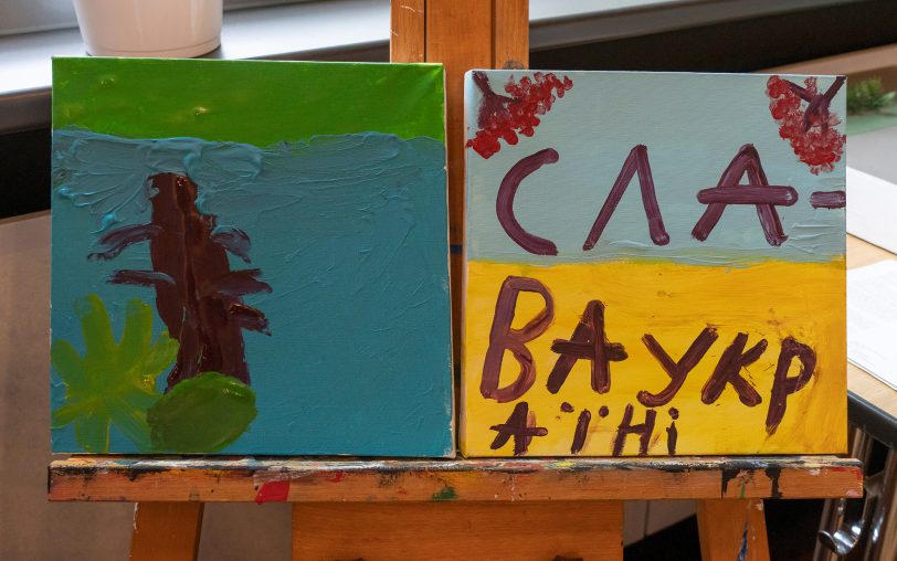 Die VHS Herne bot ein Ferienprogramm für ukrainische Kinder - dabei wurde gemalt, die Sprache gelernt und Klavierspielen geübt.