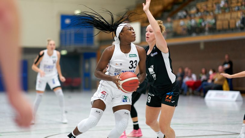 Die HTC-Damen gewinnen gegen die SNP BasCats USC Heidelberg am Sonntag (3.10.2021) mit 66:64. Im Bild Nicole Enabosi