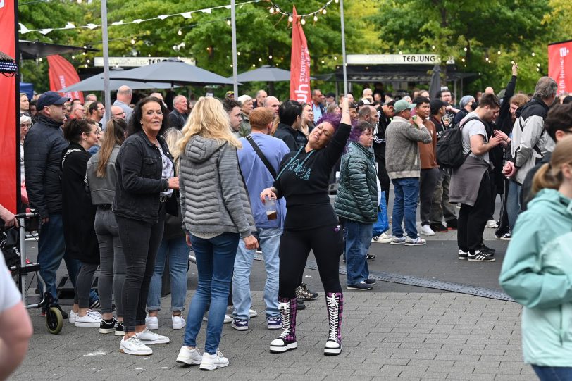Feierende Besucher der Wanner Mondnächte