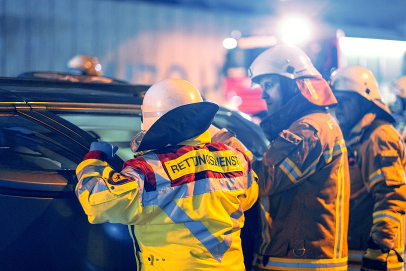 Übung der Feuerwehr in Herne (NW), am Donnerstag (09.06.2022), im Straßentunnel der Dorstener Straße. In dem 109 Metern langen Tunnel, unter den Eisenbahngleisen in Stadtteil Wanne, wurde der Verkehrsunfall mit zwei PKW und drei verletzten Personen realitätsnah inszeniert. Einsatzkräfte der Berufs- und der Freiwilligen Feuerwehr sowie des Rettungsdienstes übten die Befreiung der in den Fahrzeugen eingeschlossenen Personen und deren rettungsdienstliche Versorgung.