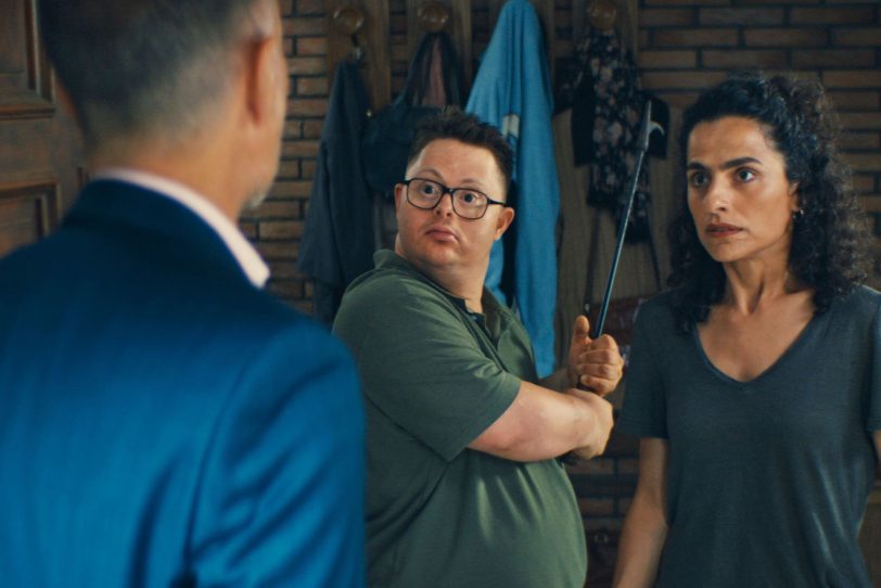 „Sunny“ (Nico Randel) und seine Betreuerin Yesim (Sesede Terziyan) trauen Thomas (Christoph Maria Herbst) nicht.