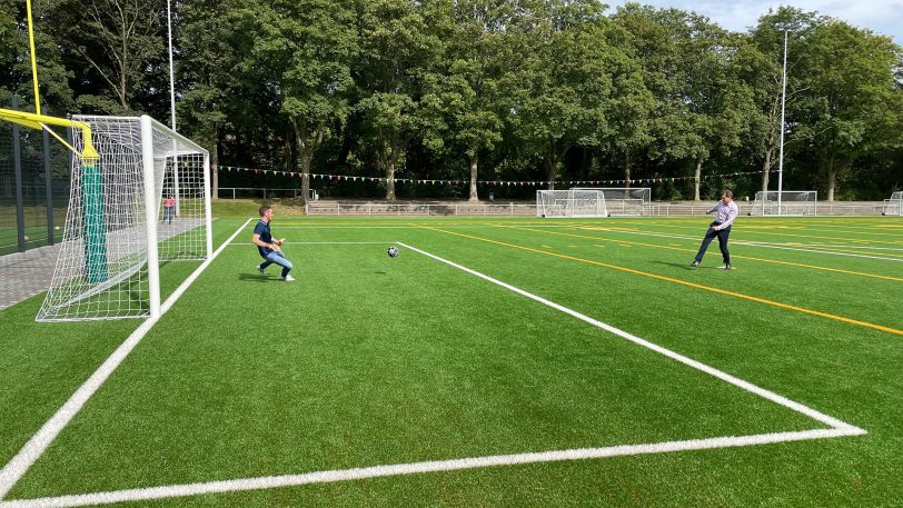 Der Ball geht rein: OB Frank Dudda beim Elfmeterschießen.