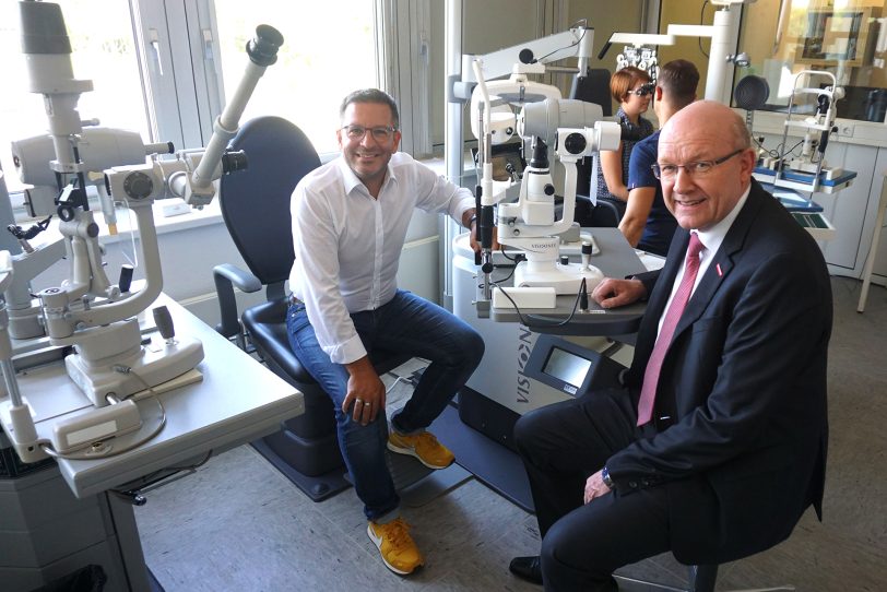 v.l. In der Augenoptiker-Werkstatt der HWK Dortmund - MdL Marc Herter und HWK-Präsident Berthold Schröder.