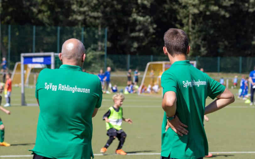 Die SpVgg Röhlinghausen wirbt mit qualifizierten Trainern, die das Spielen der Kinder anleiten.