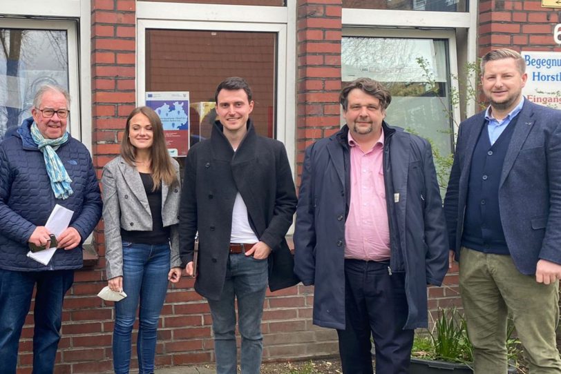 CDU-Landtagskandidat Markus Mähler (dritter v.l.) und des EU-Abgeordneten Dennis Radtke (erster v.r.) beim Quartiersprojekt wir.horsthausen.