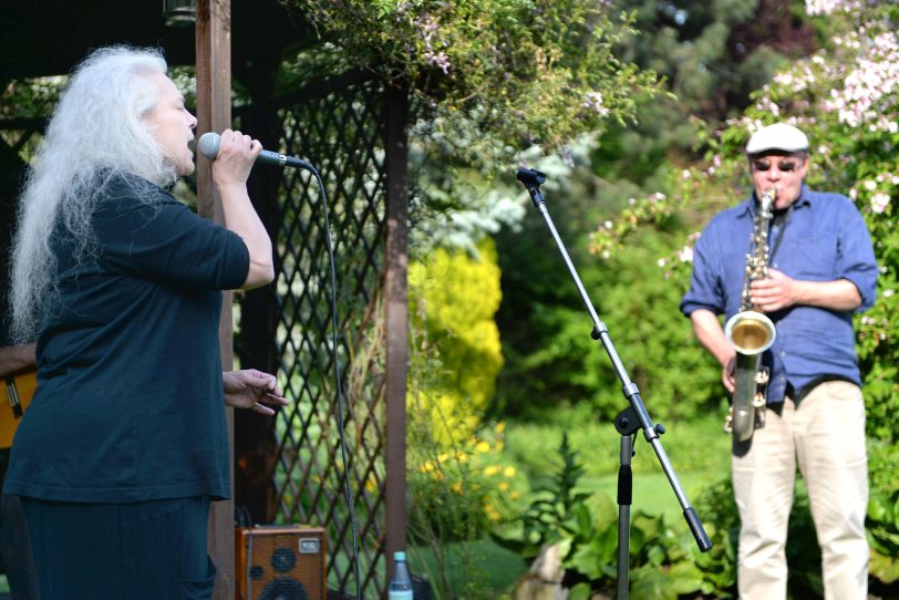 Schöne Wörter tummeln sich im Garten. Katja Seidich und Eckard Koltermann.