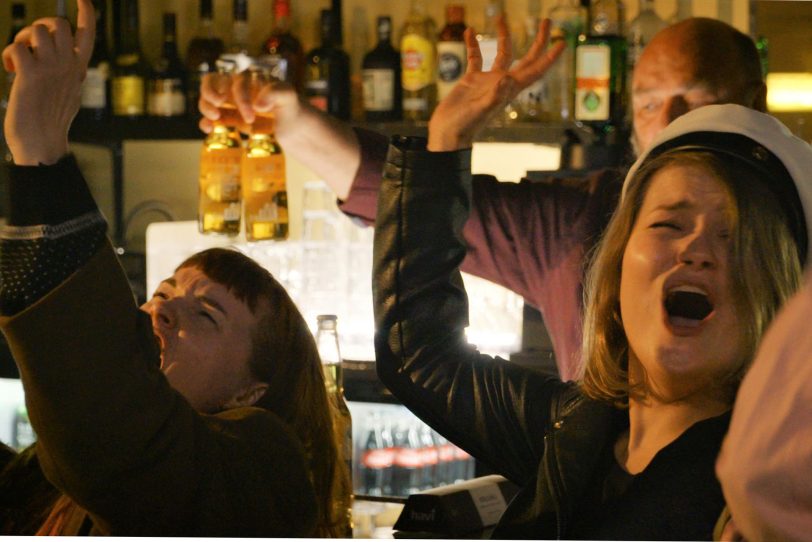Eine Nacht in Helsinki: Desto später der Abend: eine Gruppe junger Frauen stürmt die Bar auf der Suche nach Hochprozentigem.