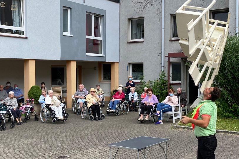 Rotary Club Herne organisierten Künstler, die im Garten des Eva-von-Tiele-Winckler-Haus auftraten.