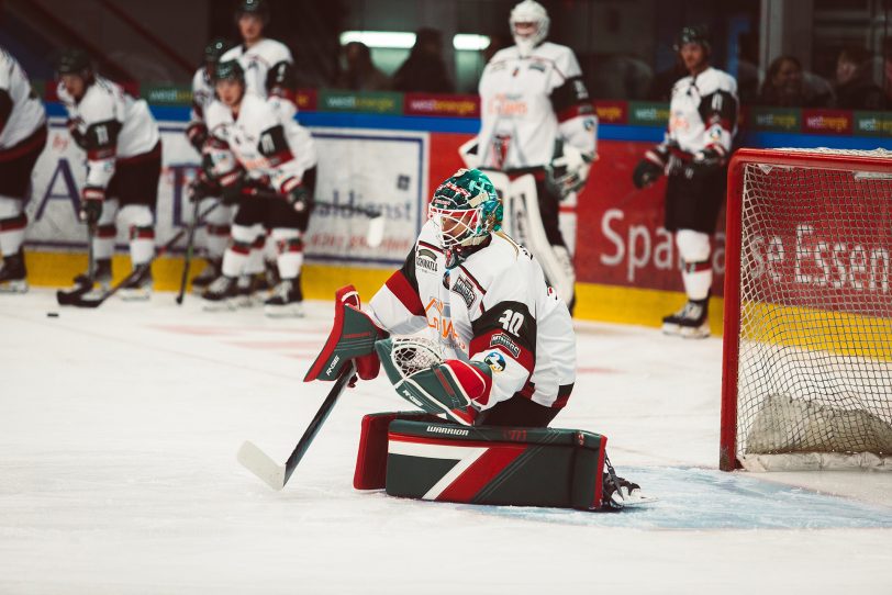 Björn Linda spielte in Halle „zu Null“ und feierte beim 2:0-Sieg in Halle seinen ersten Shutout der Saison.