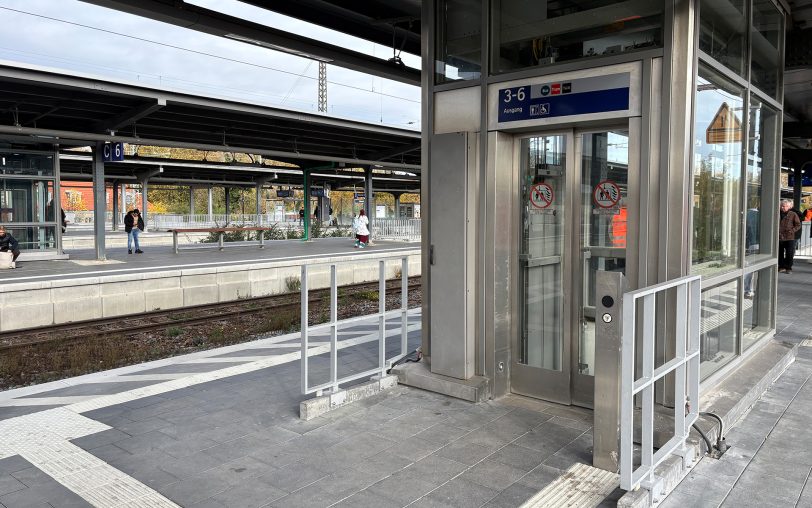 Die Barrierefreiheit ist mit Aufzügen an drei von vier Bahnsteigen nun vorhanden.