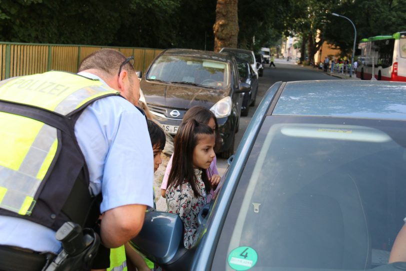 Schulanfangsaktion der Verkehrswacht Wanne-Eickel, der Polizei und den HCR an der Grundschule &quot;Schillerschule&quot;.