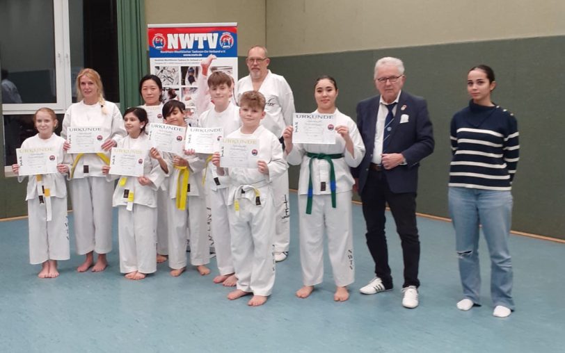 Acht Aktive der Taekwon-Do Abteilung vom TV Wanne absolvierten kurz vor Weihnachten 2024 ihre Prüfung zum nächsthöheren Kup: Mit dabei waren auch (v.re.) Yamur Ciltas, Prüferhelferin 1. Dan, Burkhard Ladewig (Prüfer) und (hinten) Thomas Knigge, ebenfalls Prüfer. Es fehlt Ralph Weiß.