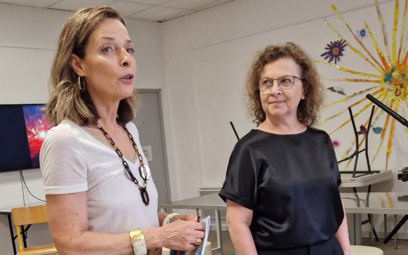 Sophia Kühn (re.) mit Hélène Larrezet, der Bürgermeisterin von Biscarrosse, bei der Eröffnung der Einzelausstellung 