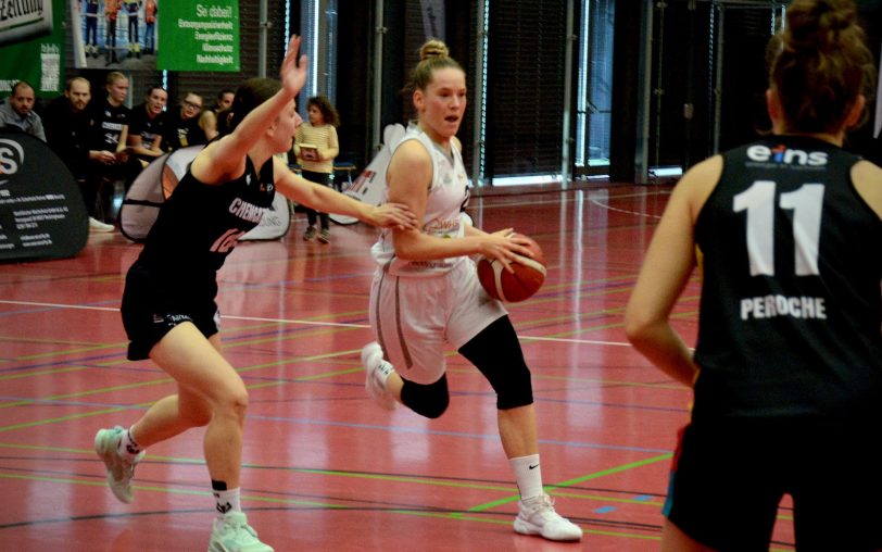 Die Metropol Ladies Herne/Recklinghausen (weiße Trikots) kassierten gegen Chemnitz die erste Niederlage in der 2. Damen-Basketball Bundesliga Nord.