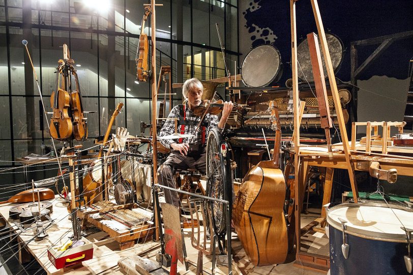 Wilhelm Bruck vom MiR, inmitten der Instrumenten-Schar.