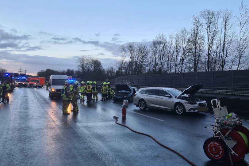 Auf der A42 ereigneten sich am Donnerstagabend (30.3.2023) innerhalb kurzer Zeit drei Unfälle, jeweils nur kurz voneinander entfernt. Dazu musste ein Rettungshubschrauber landen.