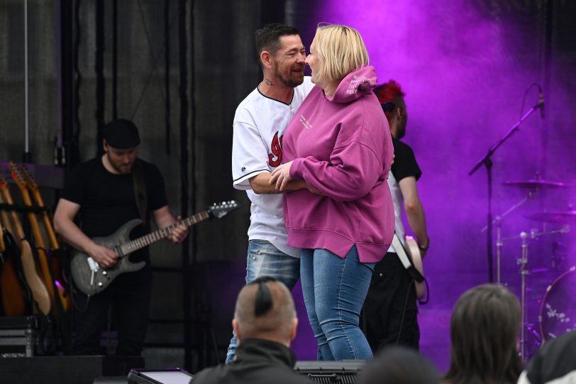 Was für eine Überraschung bei den Wanner Mondnächten: Es gab einen Heiratsantrag auf der Bühne. Der Wanne-Eickeler Robin hält um die Hand seiner Freundin Lydia an, während die Band Kontrollverlust im Hintergrund