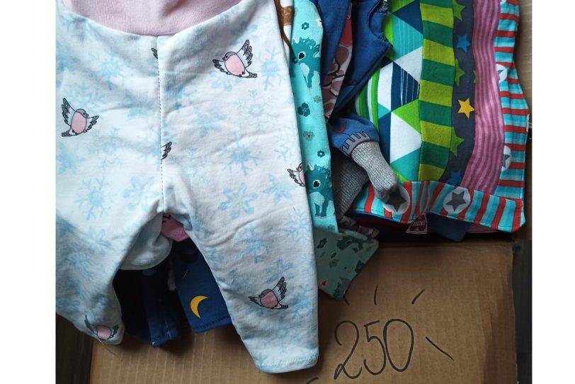 250 genähte Babysachen wurden an die Frühgeborenen-Station am Augusta-Krankenhaus übergeben.