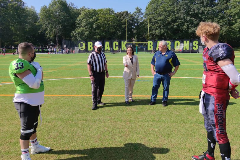 Staatsministerin Michelle Müntefering und Verbandspräsident Peter Springwald macht machten die Platzwahl.