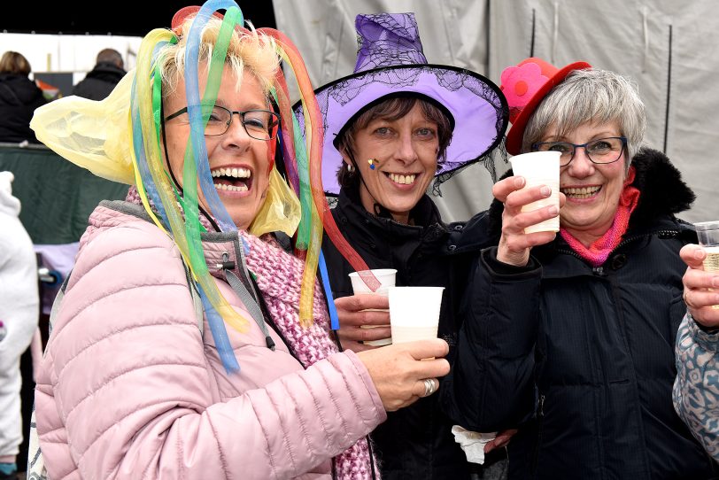 Der Rosenmontagszug am Robert-Brauner-Platz.