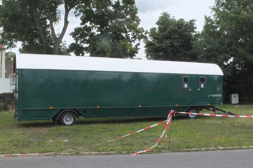 Nach der Rheinkirmes ist vor der Cranger Kirmes: Ein erster Wagen der Geisterbahn der Familie Schütze ist schon auf dem Platz.