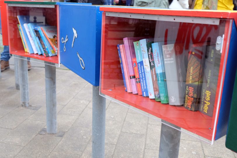 Bücherwurm Lenni, steht vor der Christuskirche, und ist nur für Kinder .