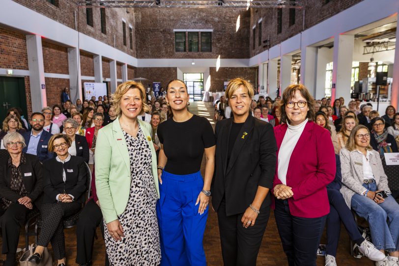 Ein starkes Netzwerk für Handwerkerinnen (v.l.): Katja Lilu Melder, Bundesvorsitzende der UnternehmerFrauen im Handwerk, Unternehmerin und Bestsellerautorin Tijen Onaran, Mona Neubaur, Stellvertretende Ministerpräsidentin und Wirtschaftsministerin des Landes NRW und HWK-Vizepräsidentin Kerstin Feix.