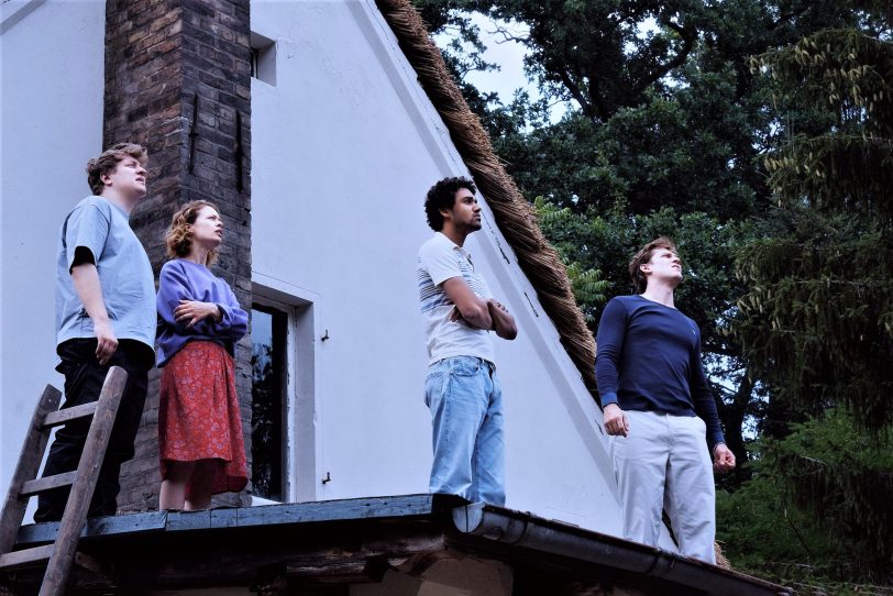Leon (Thomas Schubert, v.li.), Nadja (Paula Beer), Felix (Langston Uibel) und Devid (Enno Trebs) blicken vom Anbau aus auf namensgebenden den feuerroten Himmel.