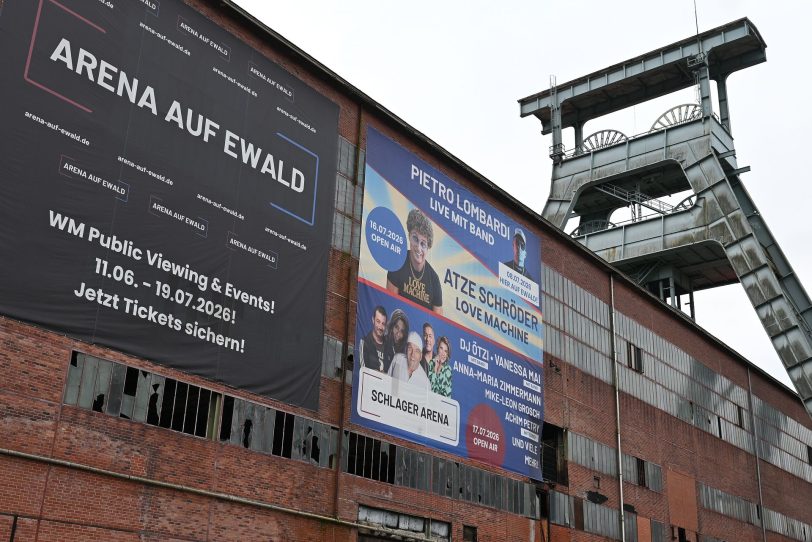 Plakate auf dem Gelände der Zeche Ewald kündigen die Events im Rahmen der Arena auf Ewald an.