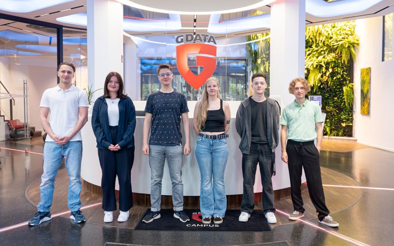 Starteten am Freitag (1.8.2025) mit der Ausbildung bei G Data: (v.li.) Lukas Raab, Melina Töpfner, Lukas Heß, Mary-Ann Sumpter, Lucas Raßenhövel und Panagiotis Kotsagelis.