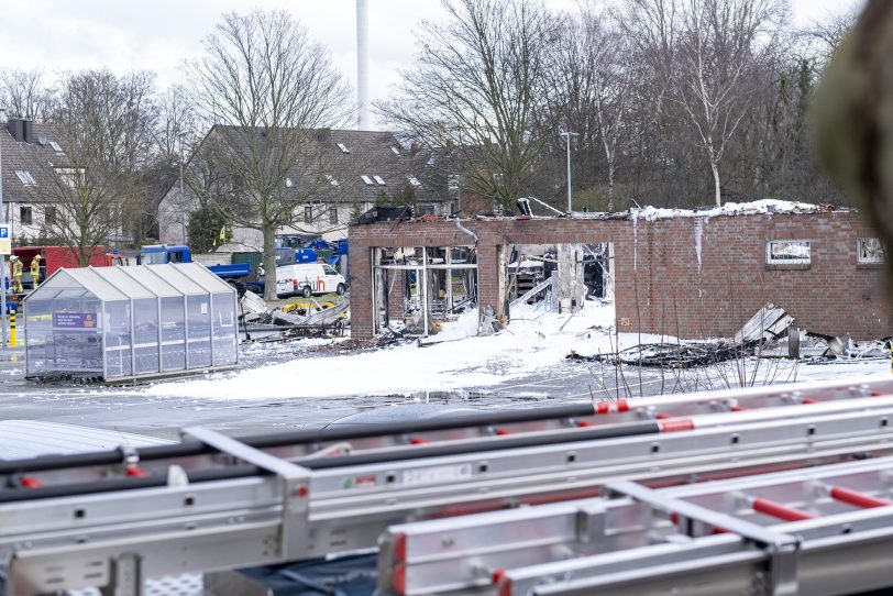 Durch einen Brand wurde am Samstagmorgen (31.01.2021) der Netto-Markt an der Berliner Straße in Herne (NW) komplett zerstört. Kräfte der Berufs- und der Freiwilligen Feuerwehr wurden bei den Löscharbeiten durch das THW unterstützt. Die Polizei ermittelt wegen des Verdachts auf Brandstiftung.