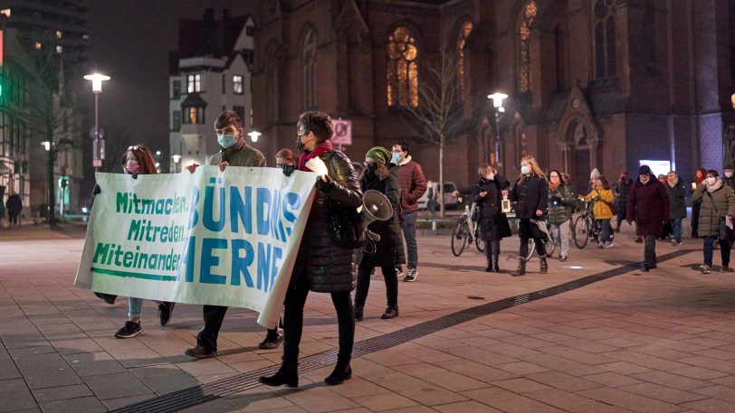 Friedensgebet zum Internationalen Tag Gegen Gewalt gegen Frauen - vor der Kreuzkirche.