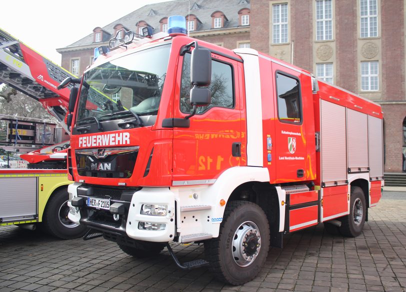 Neue Fahrzeuge für die Herner Feuerwehr: Zwei Drehleiter, ein Gerätewagen, ein Stromerzeuger und ein Katastrophenschutzfahrzeug (im Bild). Vorgestellt vor dem Herner Rathaus.