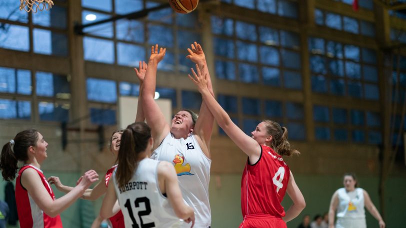 Die Ruhrpott Baskets Herne gewinnen das Spitzenspiel gegen den BSV Wulfen mit 65:42.