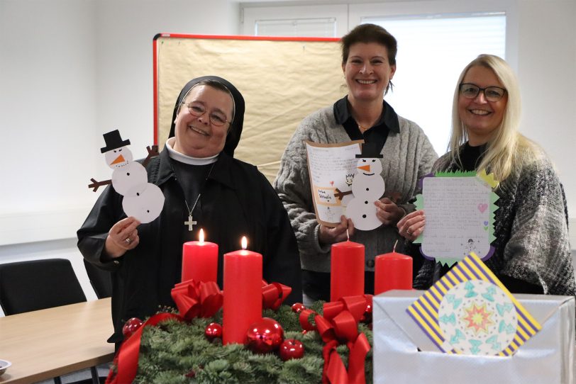 Katja Köhler (Mitte), Leitung der OGS an der Laurentiusschule, hat die Briefe der Kinder an Schwester Veronika und Sandra Haake von der Caritas-Senioren-WG übergeben.