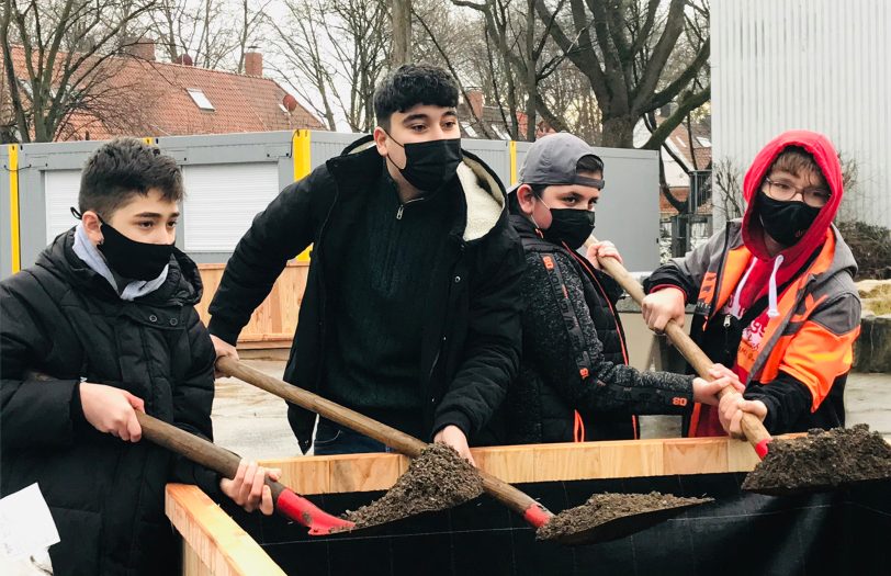 v.l. Bilal, Fahed, Mohammad und Jan helfen tatkräftig mit.